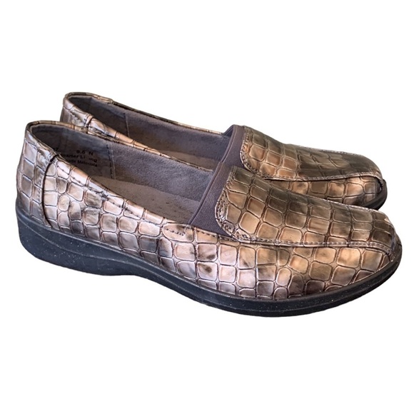 Easy Street Pewter Patent Leather Crocodile‎ Gage Loafers Size 8N NIB - Picture 2 of 8